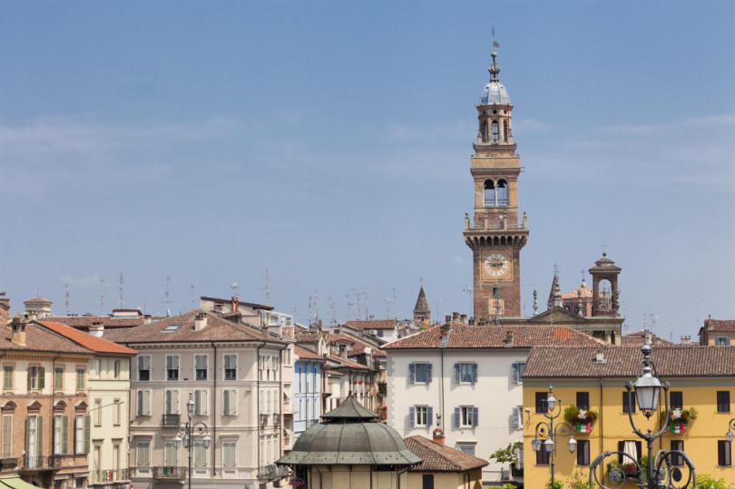 Torre Civica illuminata di viola per la Giornata mondiale della fibromialgia